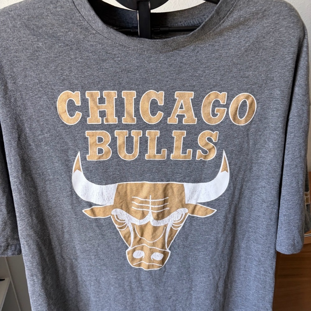 Gray Chicago Bulls Graphic T-Shirt – Size XL‎